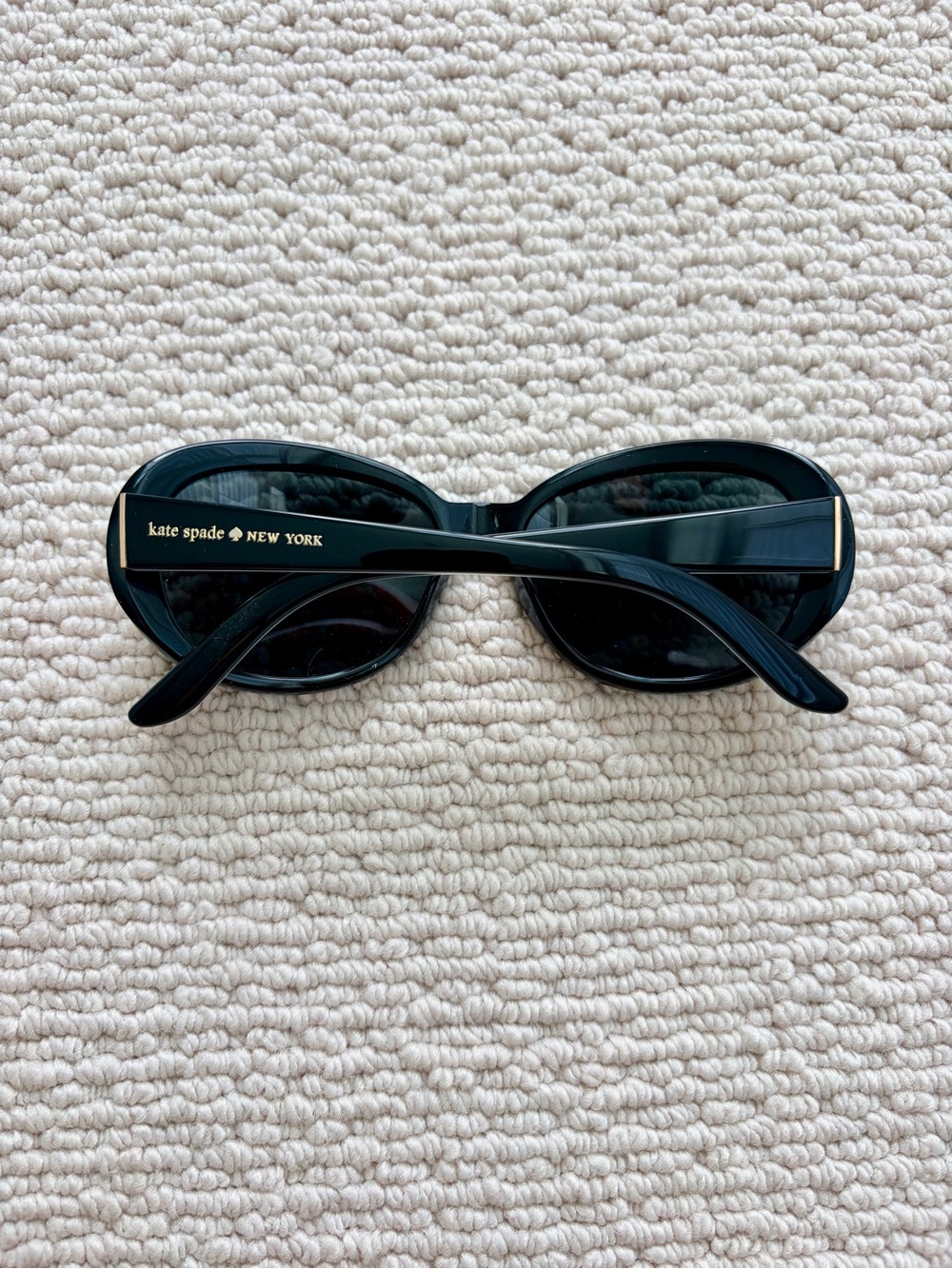 kate spade Black Polarized Sunglasses with Red Design and Green Case - Picture 3 of 11